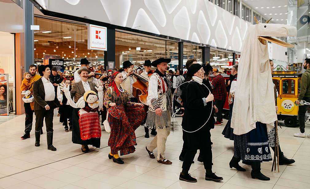 Ľudia oblečení v kostýmoch pred predajňou Kauflandu