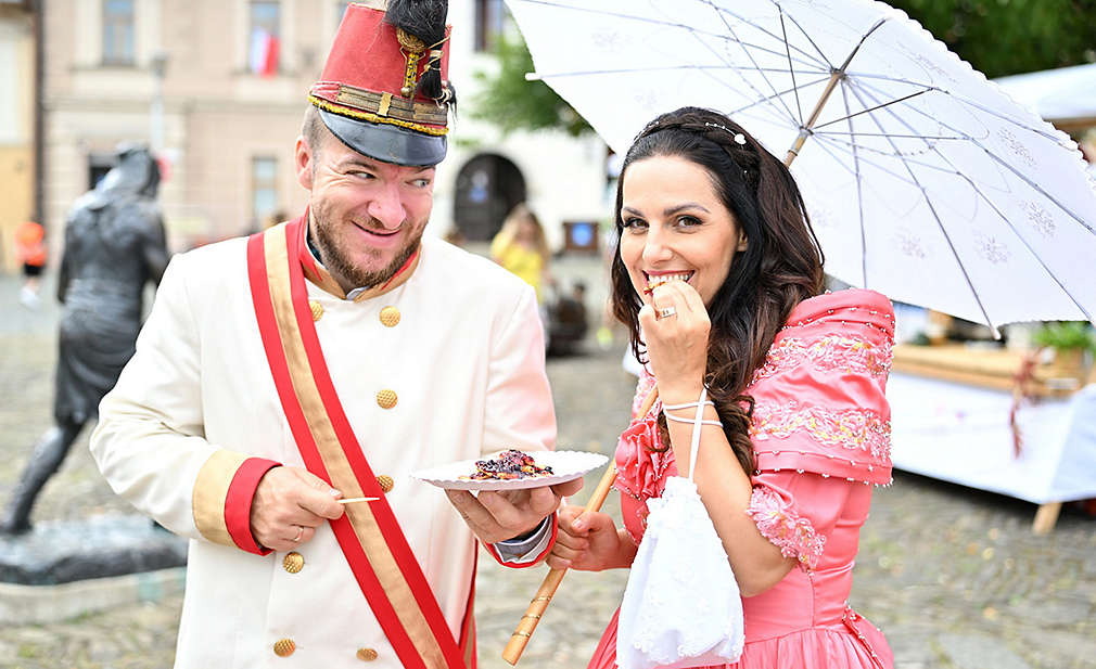 Moderátori oblečení do historických kostýmov