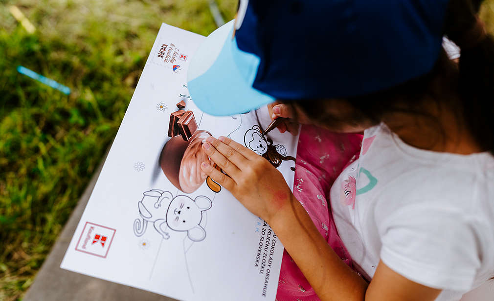 Dieťa vyfarbuje maľovanku