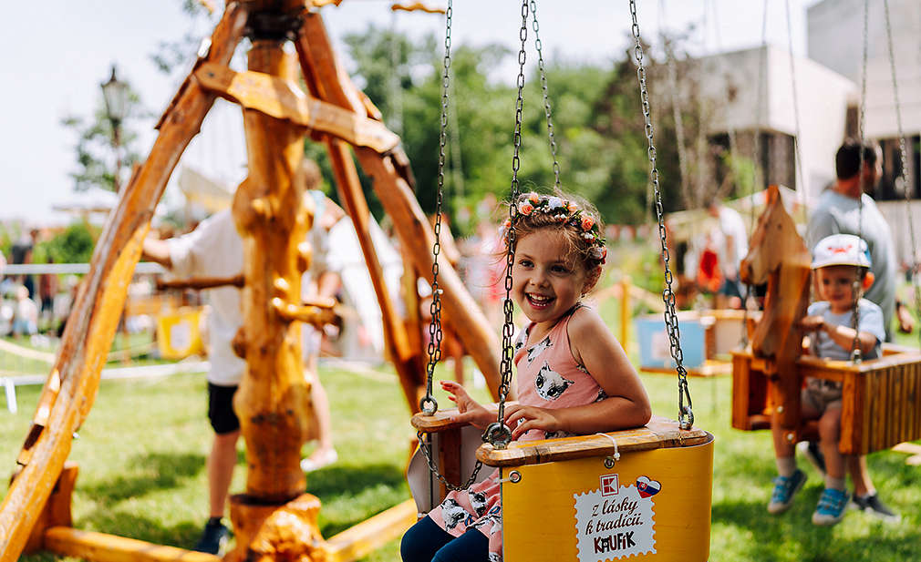 Dievčatko na drevenom kolotoči