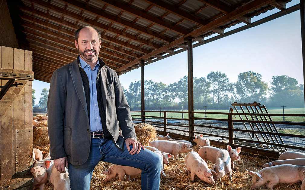 chovatel s vepříky v Maso Jičín