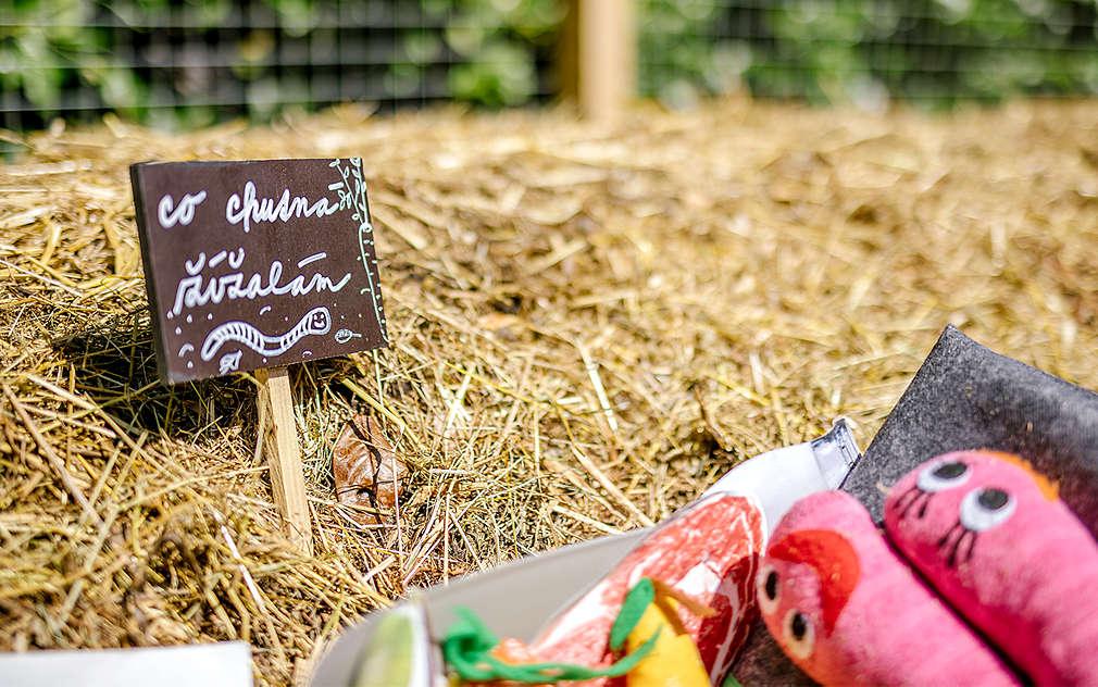 Plyšové žížaly na seně a cedulka do záhonu