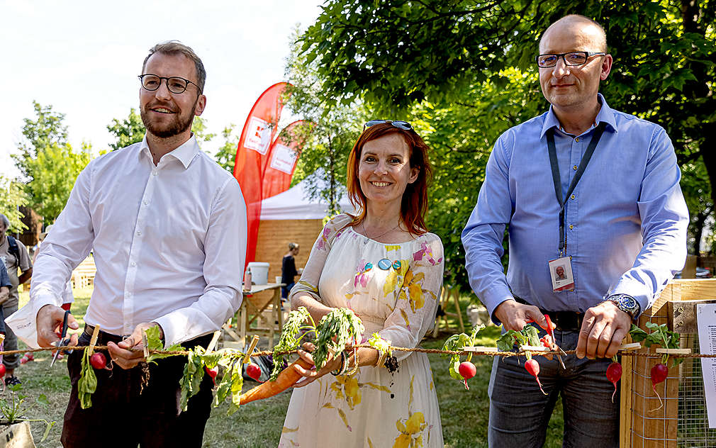 Zástupci společnosti Kaufland slavnostně otevírají komunitní zahrádku
