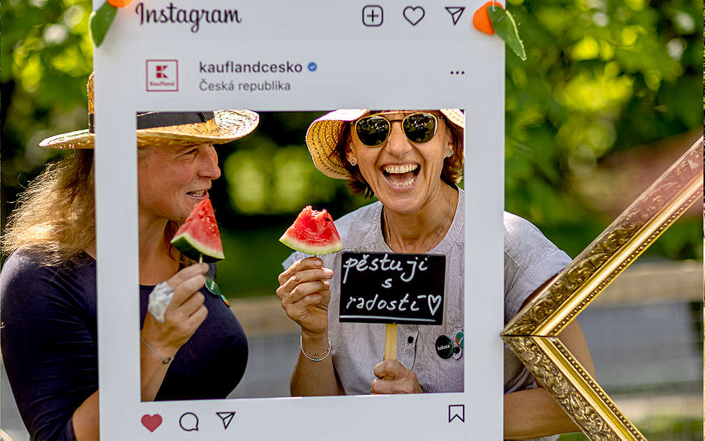 Ženy vyfocené v rámečku Instagramu