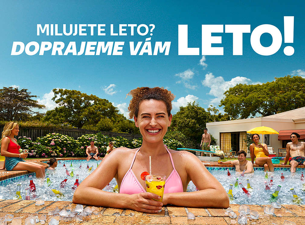 Žena s nápojom v bazéne a nad ňou nadpis: Milujete leto? Doprajeme vám leto!