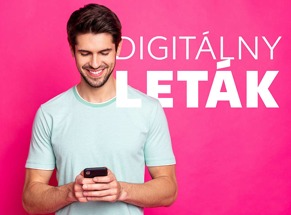 Muž pozerá na svoj smartfón