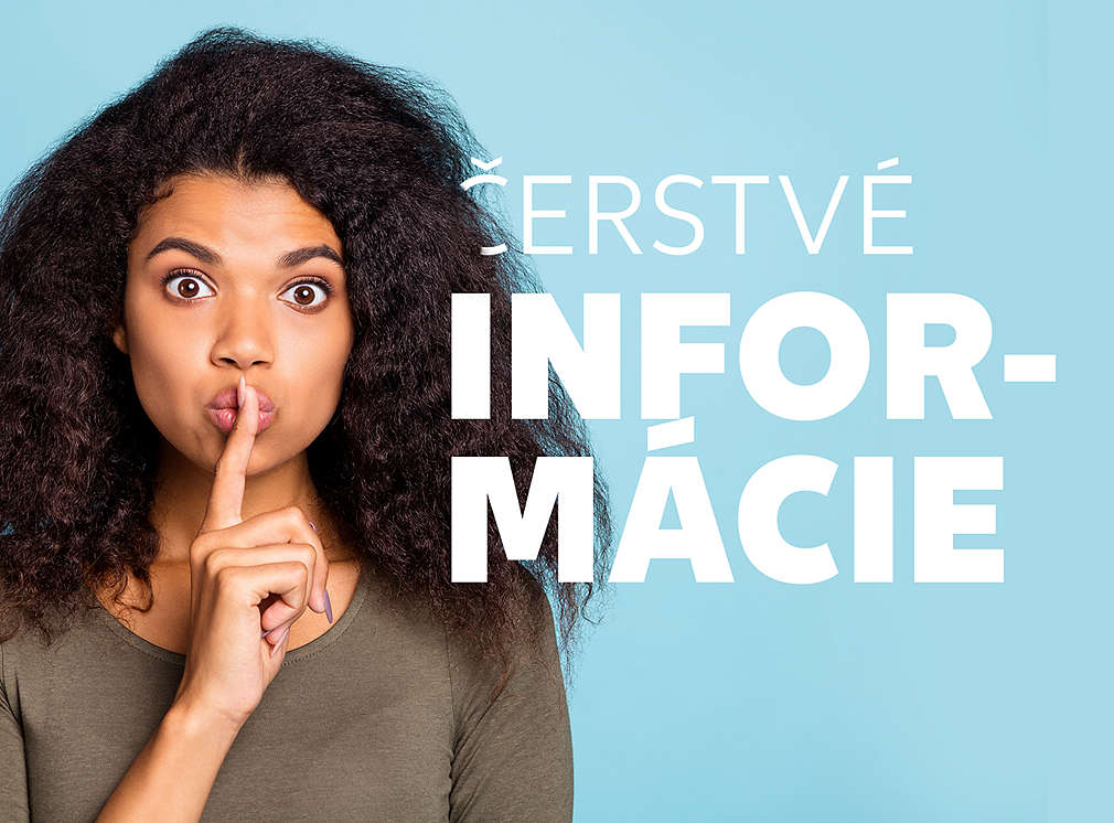 Žena drží pred ústami ukazovák