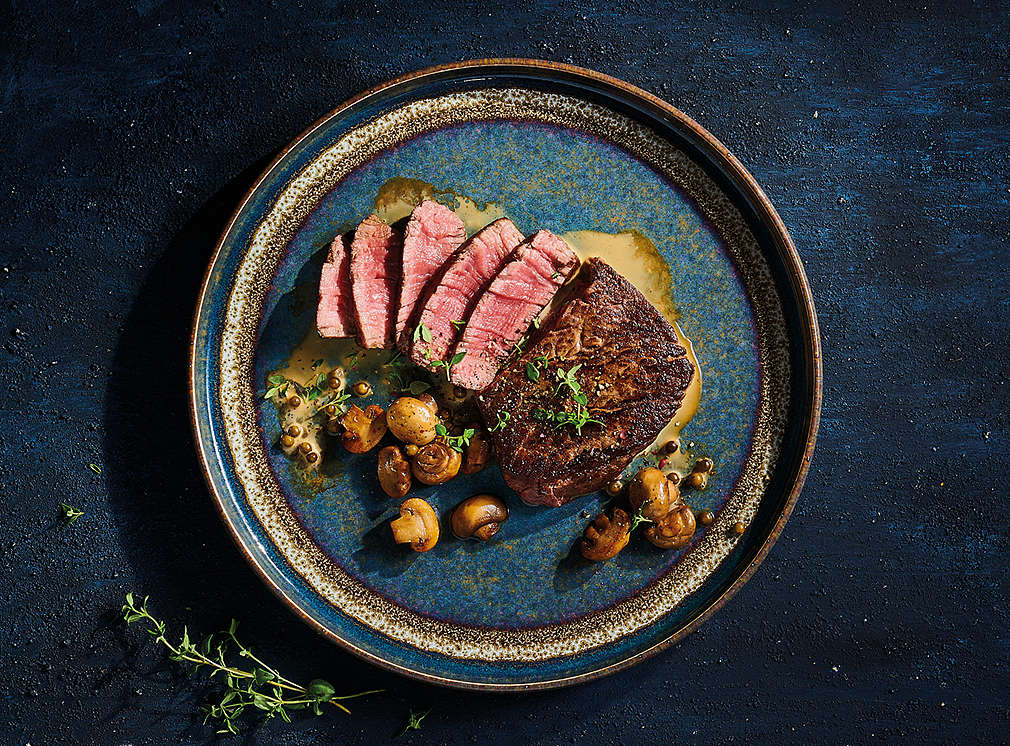 hotový steak ze svíčkové s omáčkou a žampionky 