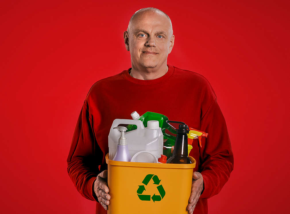 Zamestnankyňa Kauflandu so zelenou rastlinou v rukách