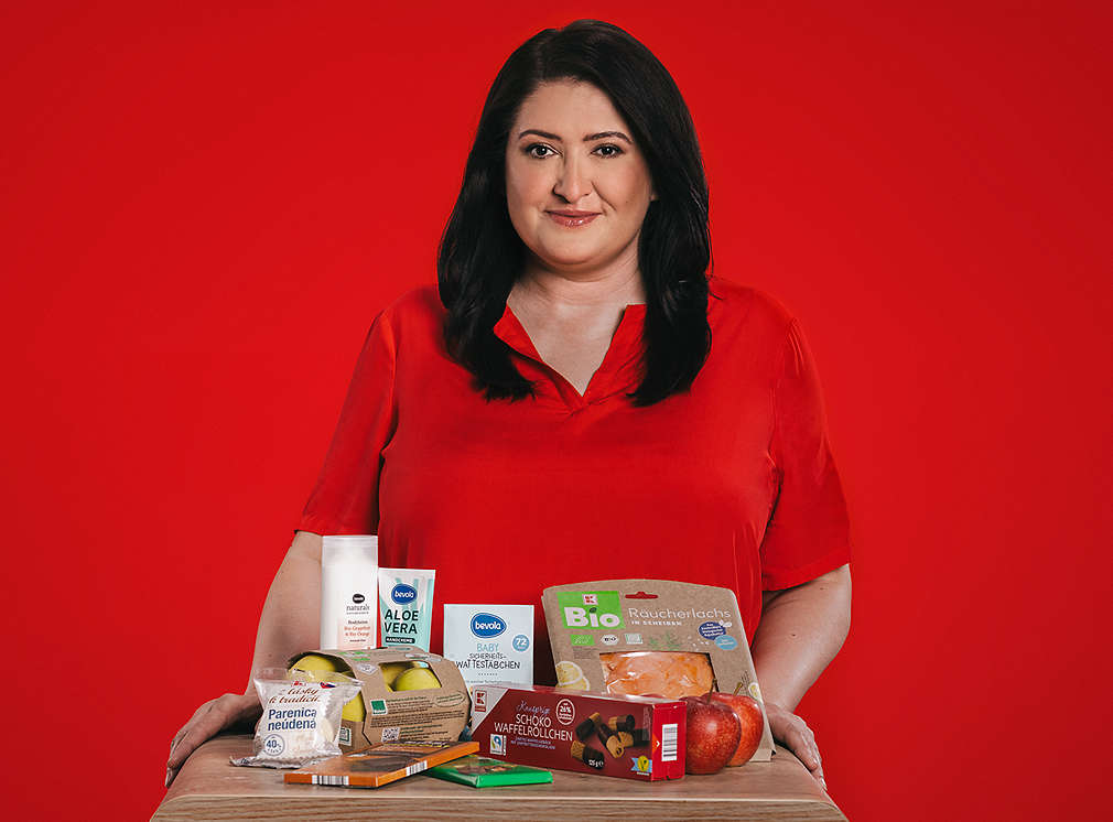 Zamestnanec Kauflandu s produktami balenými v udražeteľných obaloch