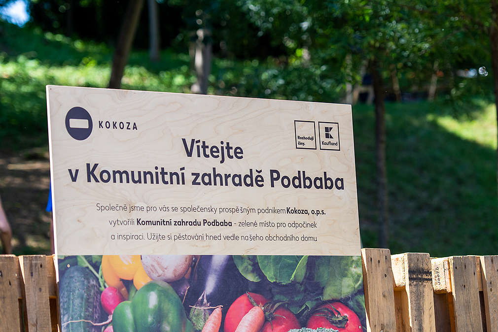 Uvitací transparent v komunitní zahradě Podbaba.