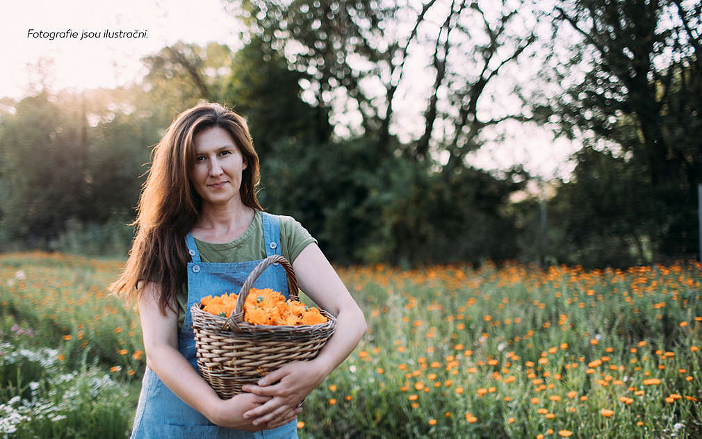 Květinový workshop: floristka na květinové louce s košem plným květin)
