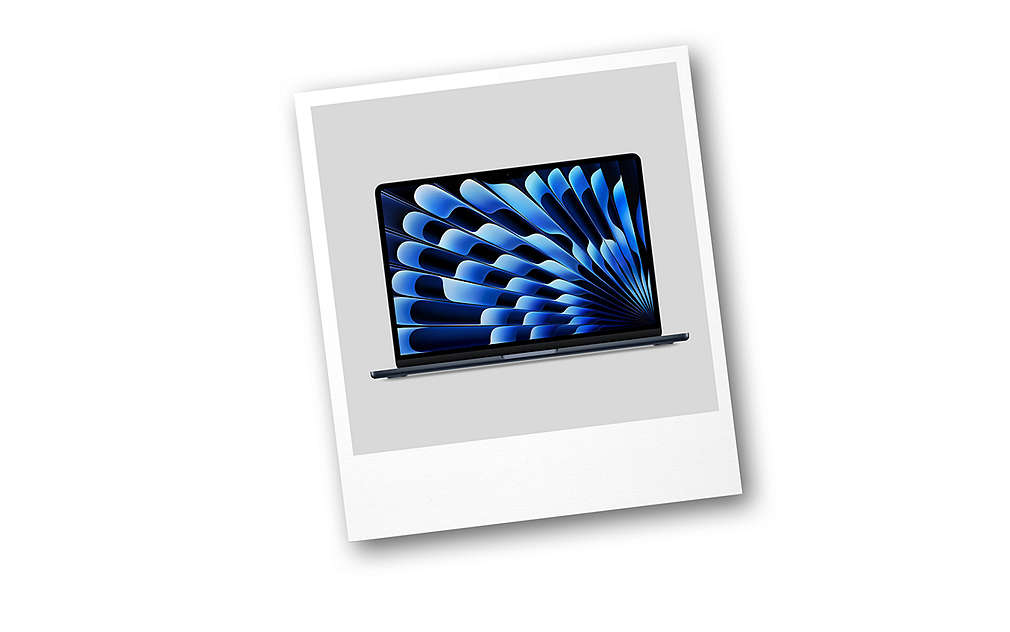 MacBook Air 13" na polaroidové fotografii  s bílým pozadím