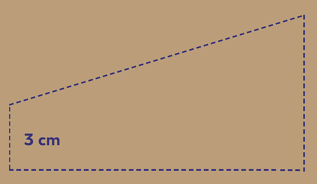 Eine braune Skizze, die den Pappkarton darstellen soll zeigt in strichlierter Linie, wie man den rechteckigen Karton markieren und durchschneiden muss, damit ein Dreieck und ein Trapez für die Herstellung der Seitenwände des Snackstadions entstehen.