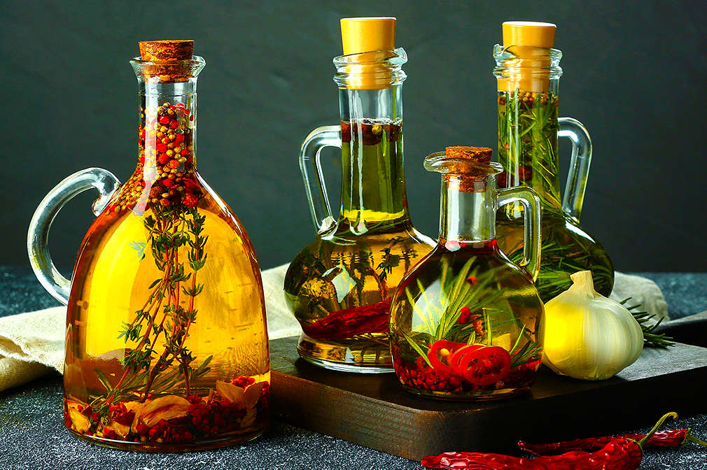 Verschiedene Flaschen mit selbst gemachten Kräuterölen