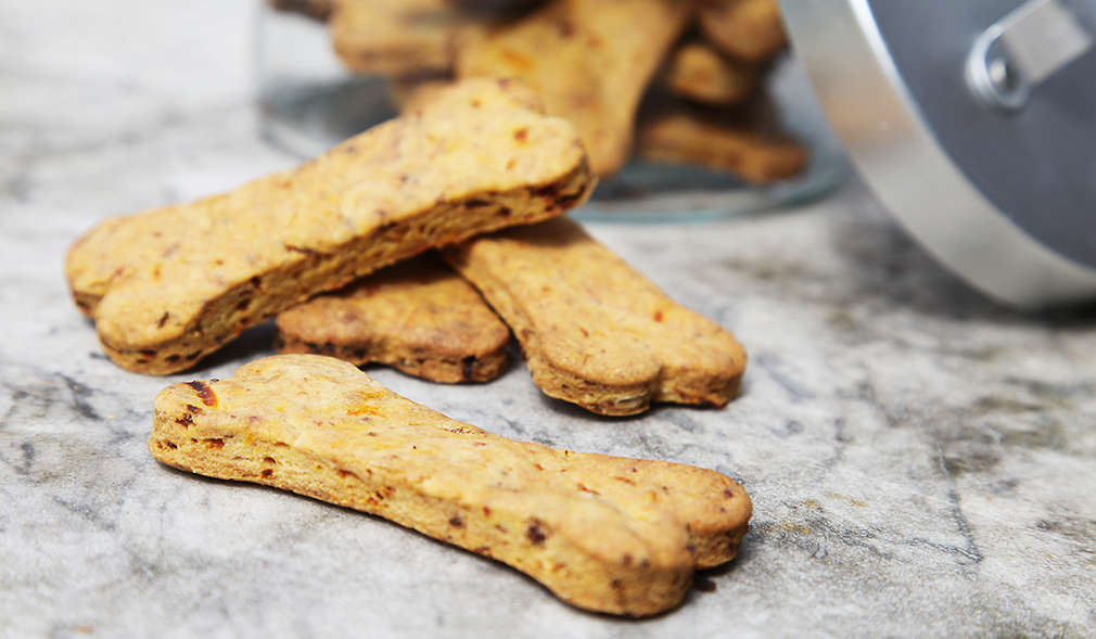 Selbstgemachte Hundekekse in Form von Knochen