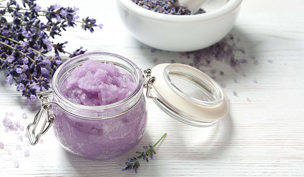Selbstgemachtes Lavendelpeeling mit Zucker in einem Bügelglas