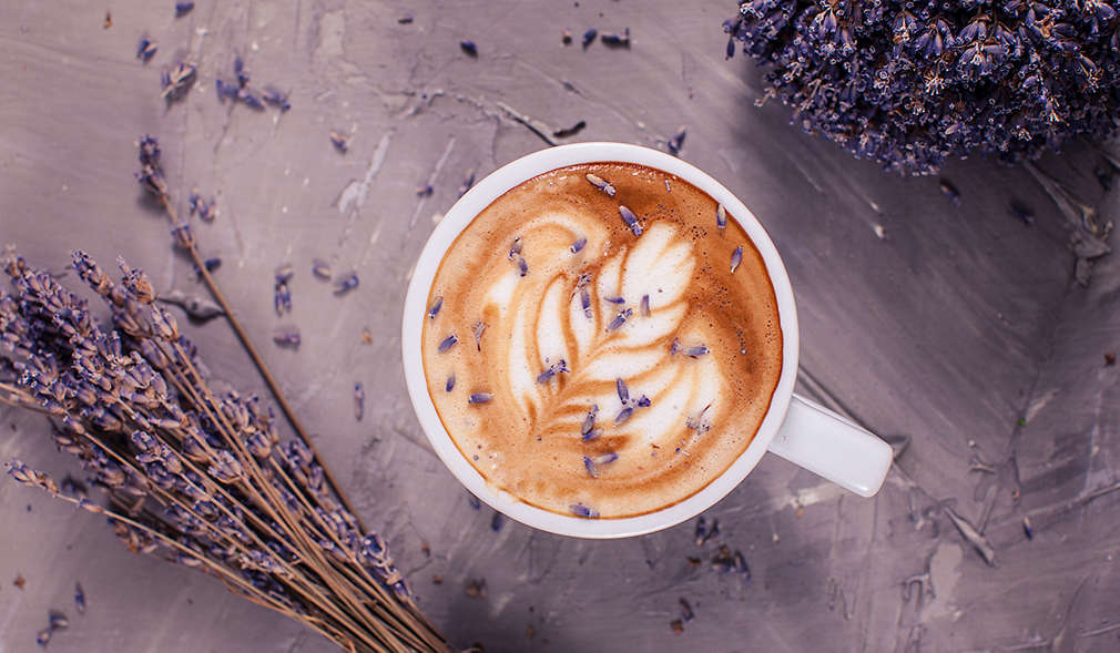 Lavendel-Latte mit getrocknetem Lavendel daneben