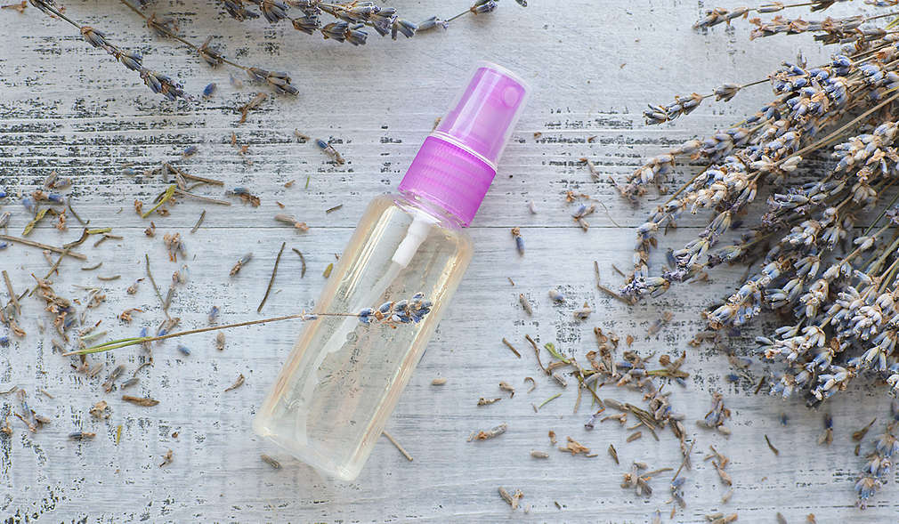 Lavendel-Schlaf-Spray in einer Sprühflasche mit rosanem Deckel