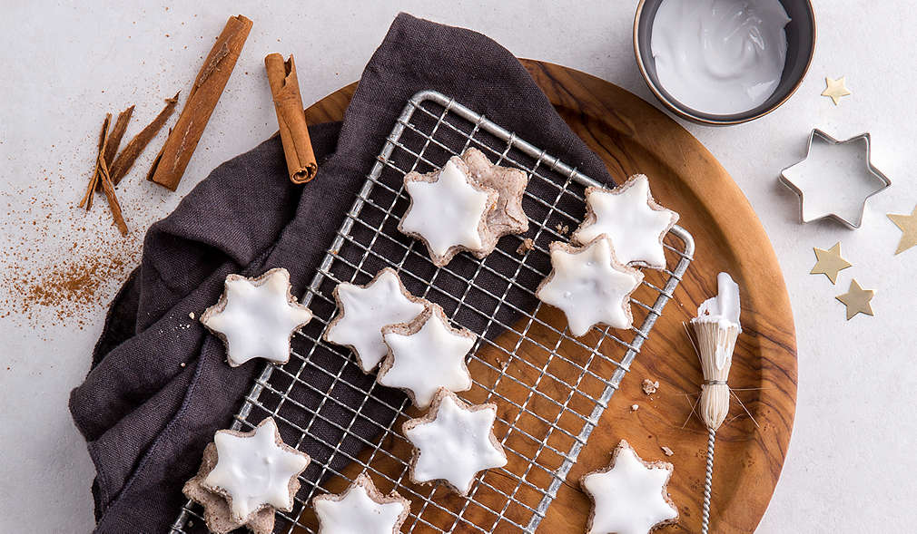 Zimtsterne auf einem Backblech