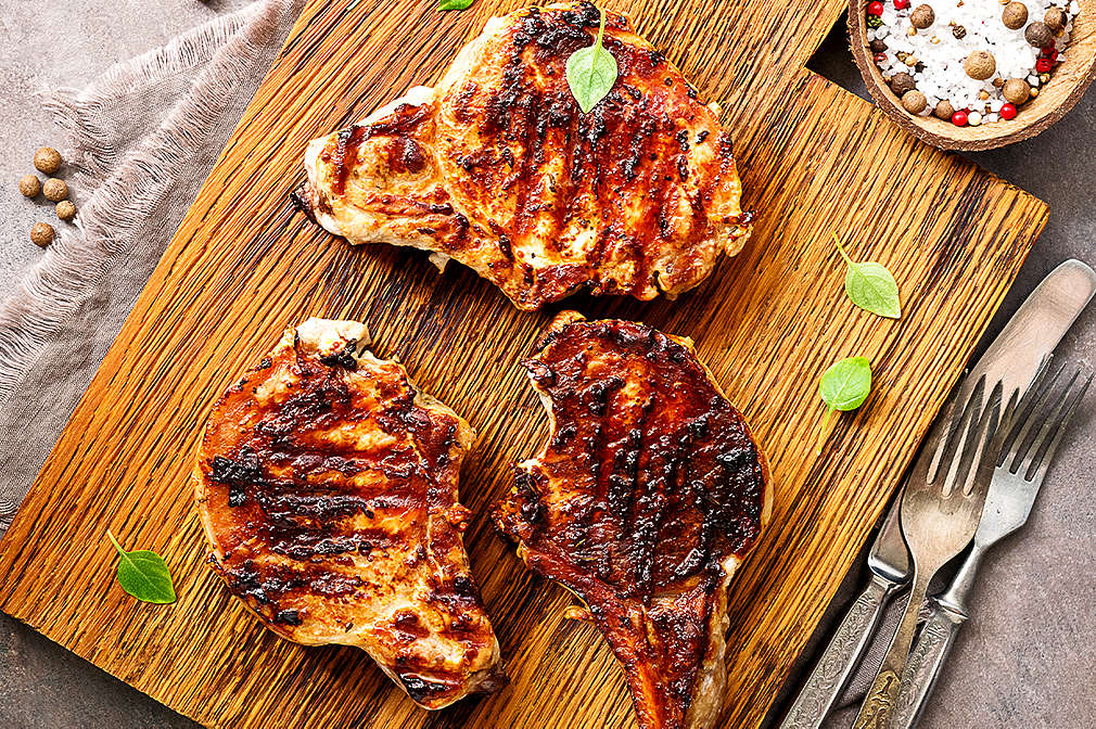 Drei Stücke Fleisch auf einem Holzbrettchen