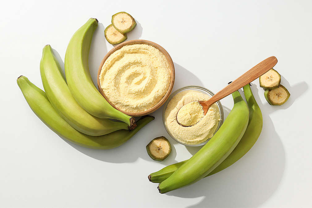 Abbildung von Kochbananen: ganz, geschnitten und als Pulver / Mehl