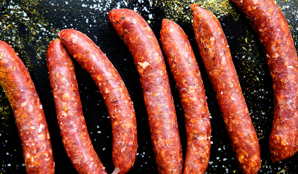Gegrillte Merguez-Würstchen auf einer Schieferplatte