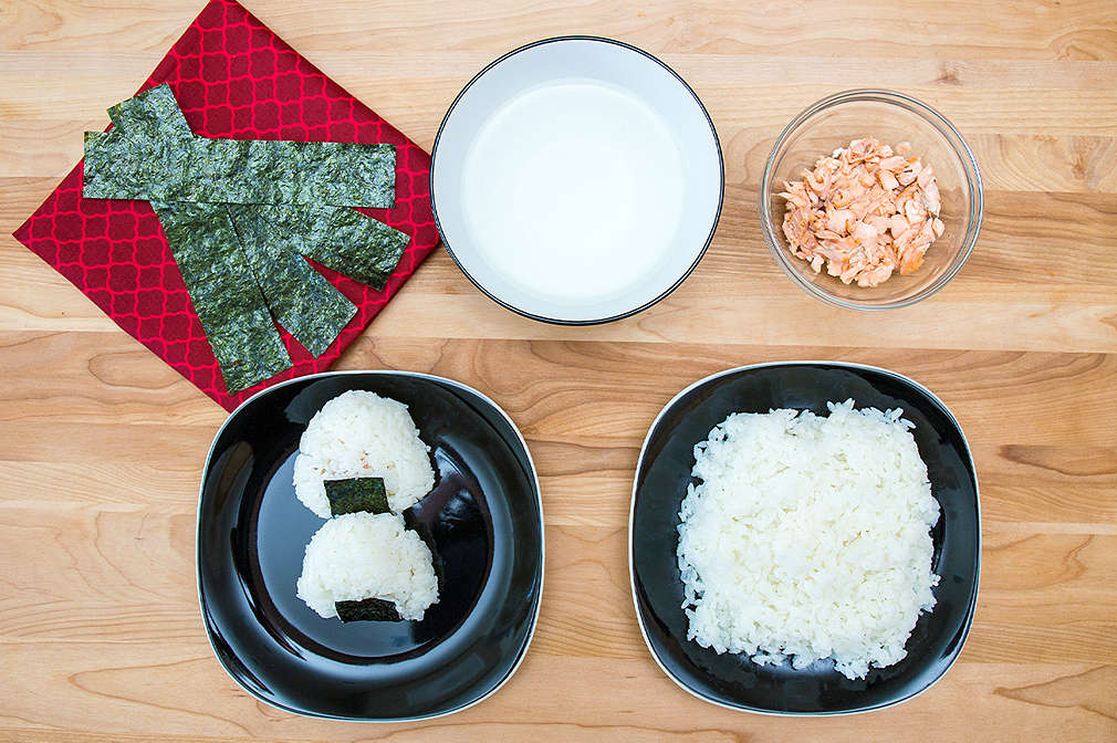 Mehrere Schälchen, die unter anderem mit Reis und anderen Zutaten befüllt sind