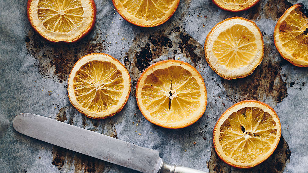 Getrocknete Orangen auf einem Backblech