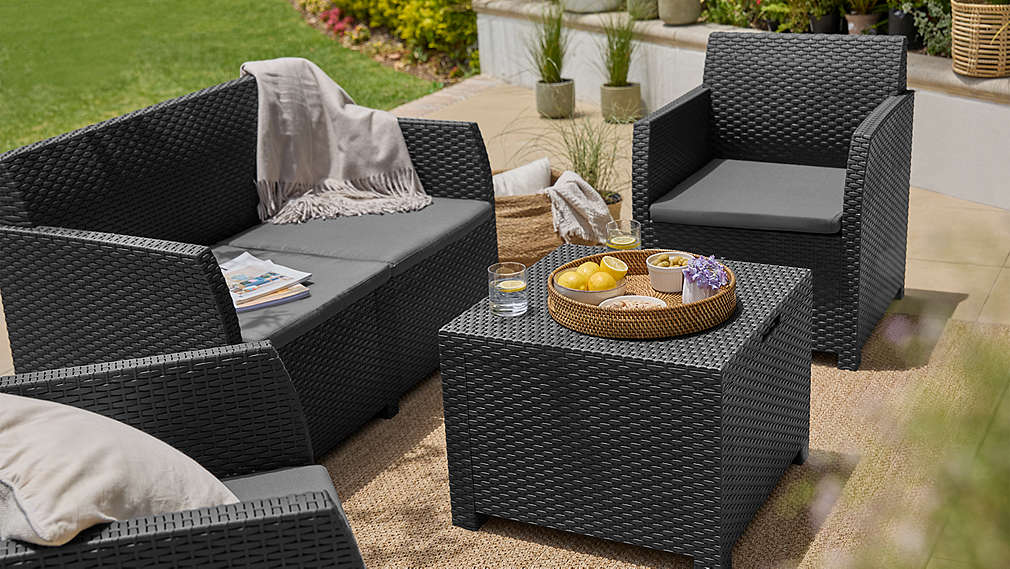 Loungegarnitur auf einer Teressa in einem Garten