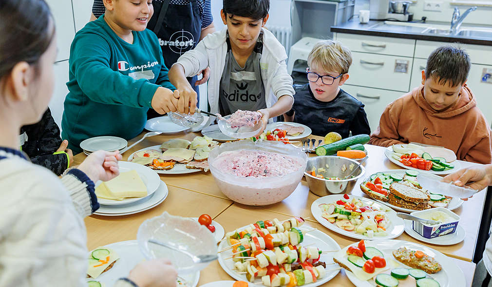 Kinder bereiten Essen zu