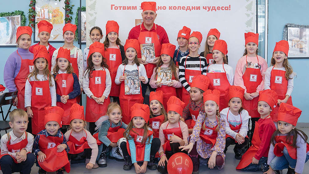 Изображение на Христо Стоичков и децата, участвали в готварската книга на Kaufland