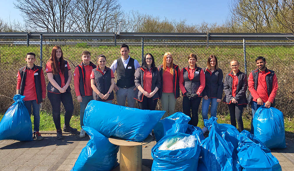 Zeichnung: Kinder im Heißluftballon, im Hintergrund Dorf