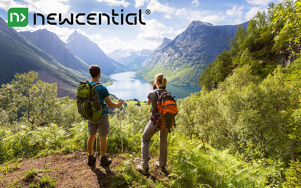 žena a muž při pěší turistice v horách