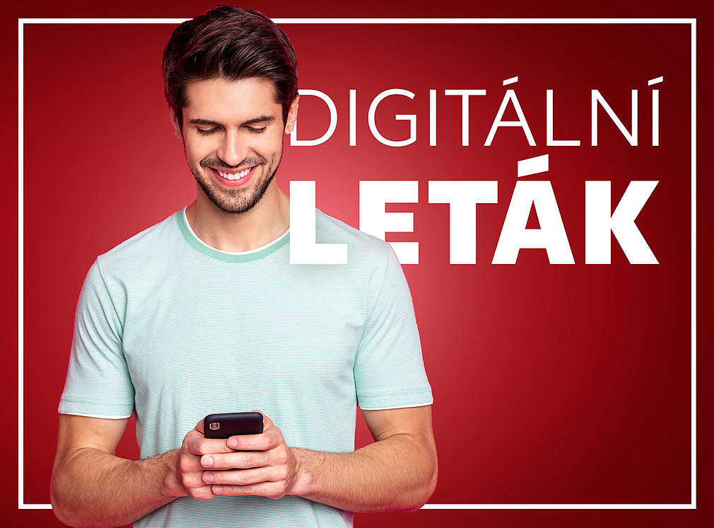 Muž se dívá do svého chytrého telefonu