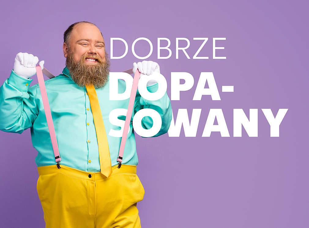 Mężczyzna podciągający szelki