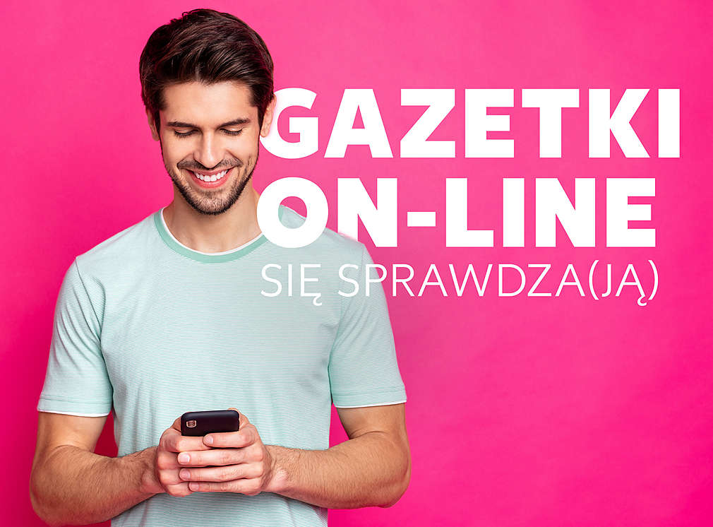 Mężczyzna spoglądający na telefon