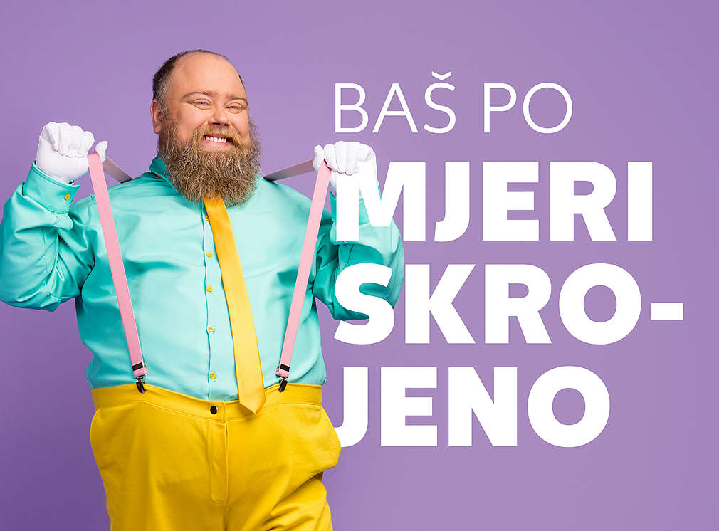 Ein Mann zupft an seinen Hosenträgern