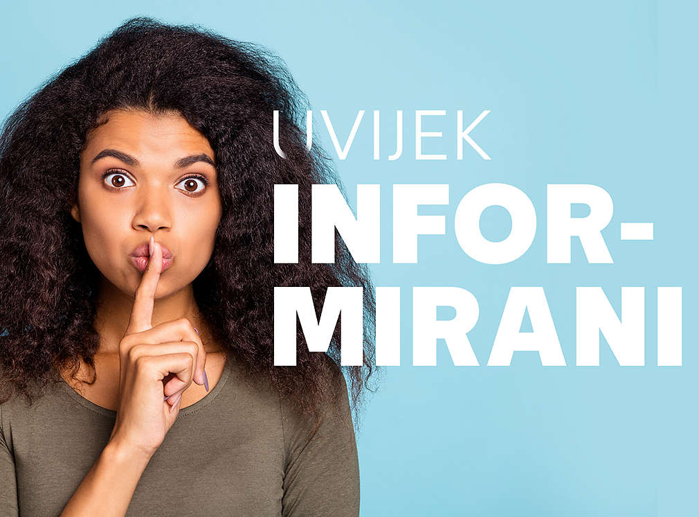 Eine Frau hält ihren Zeigefinger vor ihren Mund