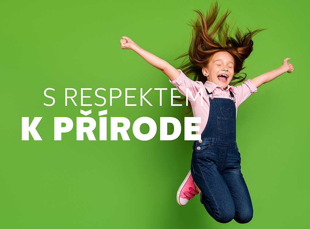 Dívka skáče do vzduchu