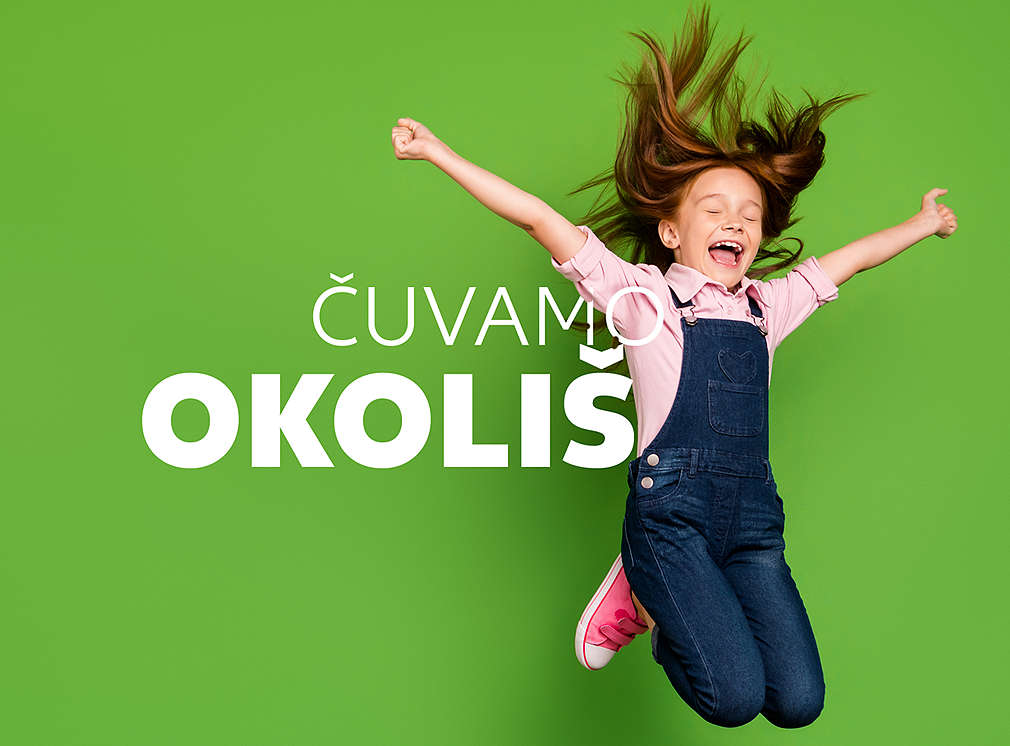 Ein Kind hüpft fröhlich in die Luft