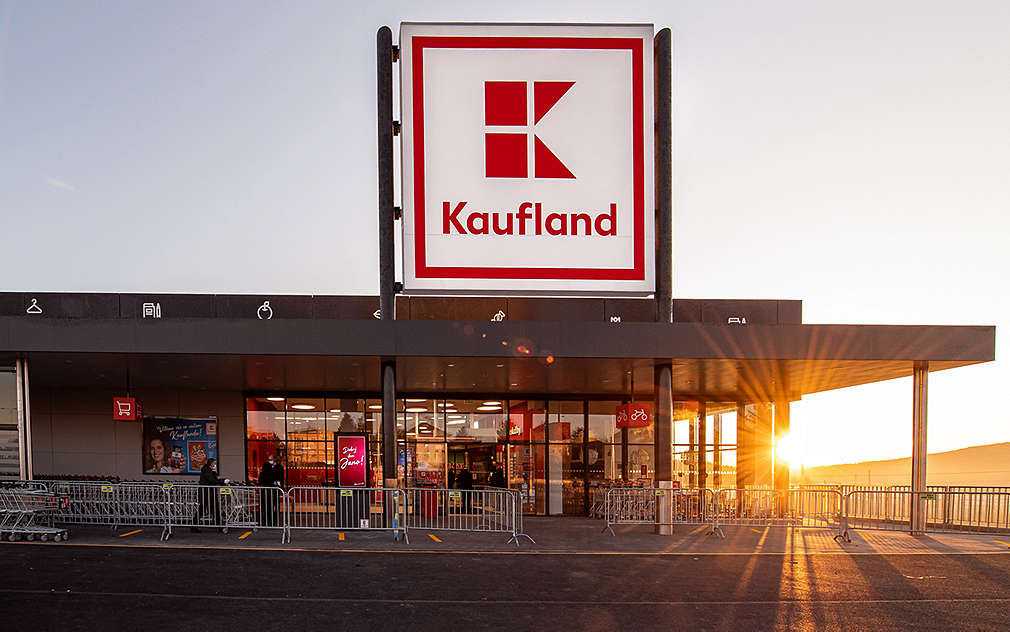 Prodejna Kaufland při západu slunce