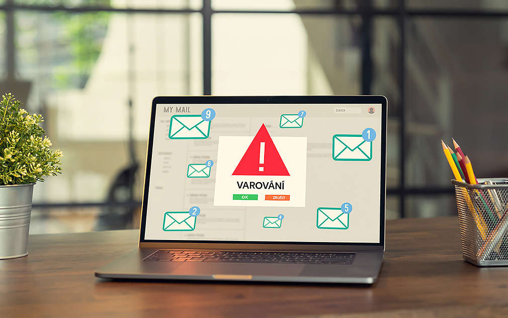 notebook na stole s varováním o podvodných soutěžích