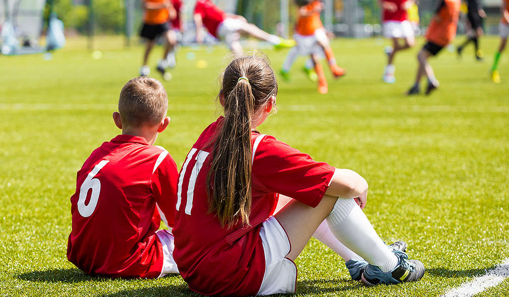 Kinder am Fußballplatz