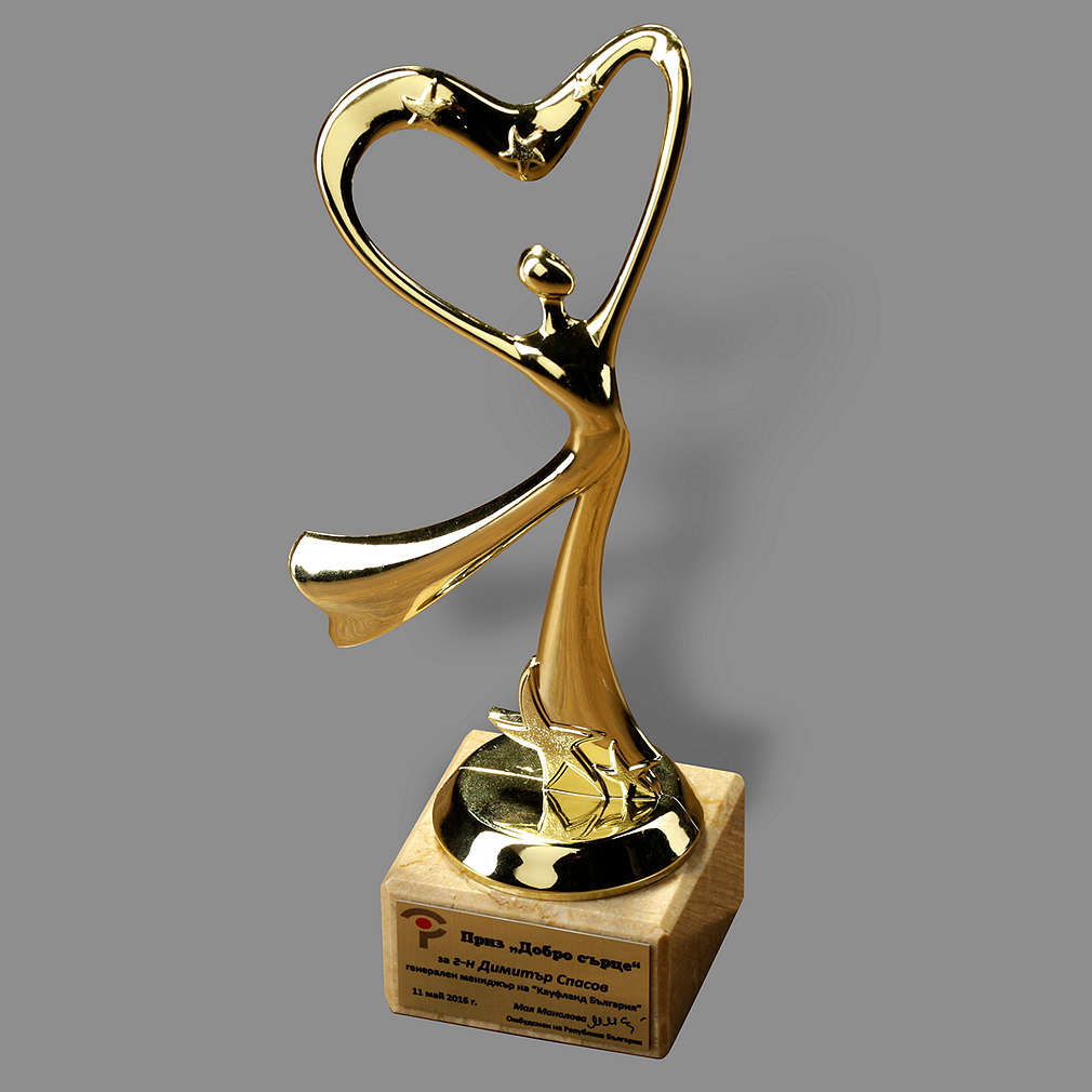 плакет женски силует с ръце, образуващи сърце