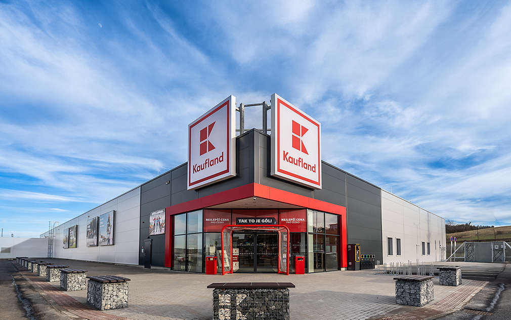 prodejna Kaufland v Hořovicích, vchod udělaný z hokejové branky