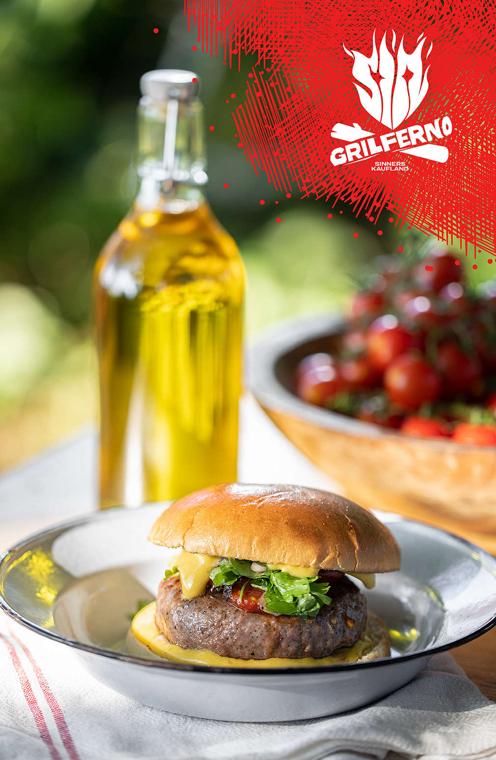 Hovězí burger se spálenými rajčaty naservírovaný na talíři