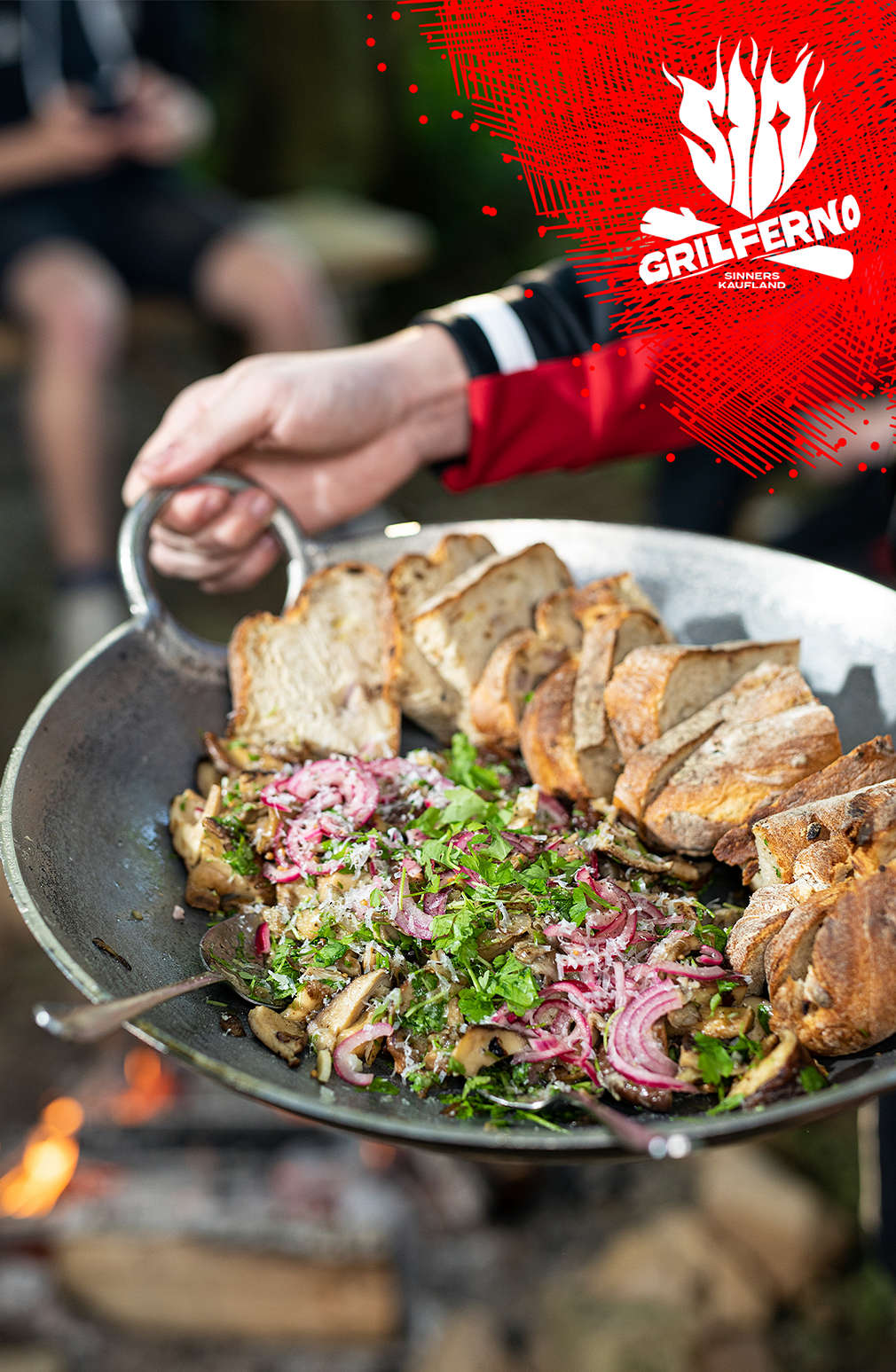 Houby se sýrem Pecorino a nakládaná červená cibule