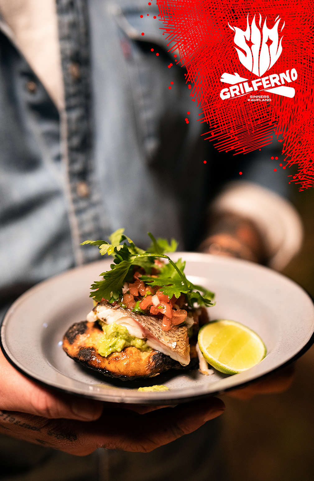 Rybí tacos naservírované na talíři