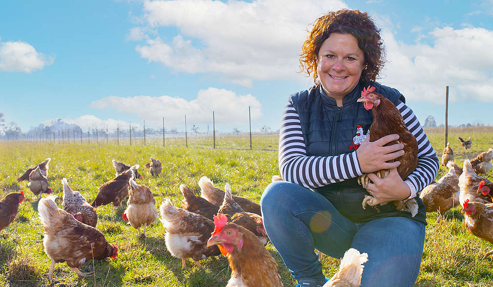 Landwirtin mit Hühnern
